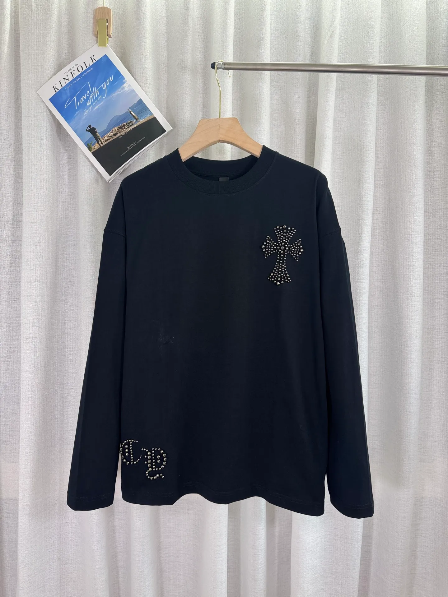 P250 top version, real shot without P, ​​different from market currency) 𝗖𝗵𝗿𝗼𝗺𝗲 𝗛𝗲𝗮𝗿𝘁𝘀/Cro Heart 2025 Autumn and Winter Horseshoe Cross Print Pearl Compass Couple Casual Long Sleeve 👑The highest version! Customized fabric 320g fabric! Horseshoe cross print pearl compass patch embroidery and exquisite embroidery of letters! The best-selling model in the counter, very comfortable to wear. Accessories: original molded and authenticated collar label➕100% silk wash label. Genuine purchase-grade original hangtag➕matching hanging rope➕3D hanging beads➕original packaging bag. Craftsmanship: The original version has consistent wiring! The highest version of the armhole matching technique! Color: Blue Black Size: S M L XL Style No.: 5171